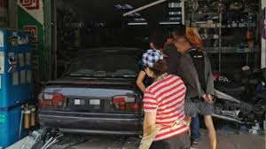Keduanya duduk di tikar sementara aku tiduran di dipan beralaskan kasur. Kereta Masuk Kedai Gambar