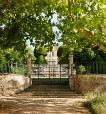 Livraison dès 9€ ou stockage sur cavissima n°1 château simone rouge 2014 bénéficie d'une grande distinction, avec des arômes. Chateau Simone Palette Aoc Wines Of Provence