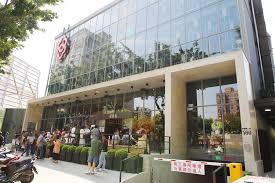 May 23, 2020 · 屋馬燒肉崇德店 | 從疫情爆發之後，大家不敢出門消費，各行各業都受到受到非常大的影響，以台中餐飲業來說更是明顯，像是不少老店、飯店都撐不下去，有些品牌餐廳是改賣外帶餐盒，但有一間餐廳看起來完全不受疫情影響，每天依舊是大排長龍，沒訂位還吃不到，就是台中人最愛的「屋馬燒肉. å°ä¸­ å±‹é¦¬ç‡'è‚‰ å´‡å¾·åº— Chaoerhçš„éƒ¨è½æ ¼ ç—žå®¢é‚¦