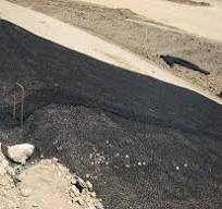 Instalación de Geomallas en taludes para evitar erosión