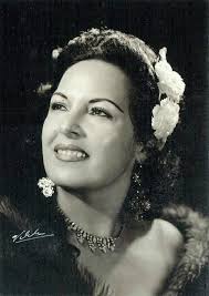 Mi abuelita Julia Stanley G en la primera foto tenía 50 años y en la  segunda foto el día que cumplió 89 años y seguí siendo una mujer bella que  además conservaba