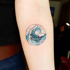 156 Curtidas 8 Comentarios Helene Ceti Tattoo No Instagram Des Fois On Fait Des Tout Petits Tatouages W Ocean Tattoos Waves Tattoo Wave Tattoo Design