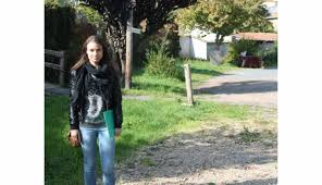 Cublize. Une étudiante travaille sur un projet communal : la place de  l'Europe