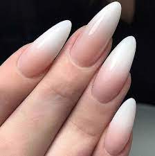 Белый градиент на ногтях