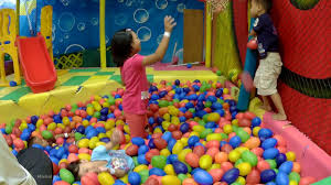 Mandi Bola Lempar Bola Perosotan Dan Lompat Loncat Playground Mainan Anak Kecil Di Mall Youtube
