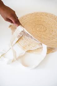 Ikea Hack Diy Tote With Sluten Place Mat In 4 Easy Steps Treasures Travels Diy Placemats Ikea Hack Diy Tote