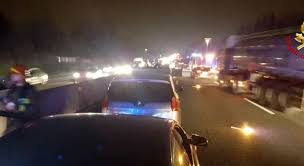 L'incidente mortale si è verificato oggi, domenica 15 luglio 2018. Maxi Incidente Sull Autostrada A1 Chiuso Tratto Da Roma Verso Napoli Coinvolta Anche Auto Della Polizia Stradale Il Mattino It