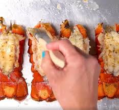 Queues De Homard Grillees Au Beurre A L Ail Pretes En Moins De 15 Minutes Recettes Ma Fourchette Food Recipes Cooking