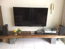 胡桃木電視櫃士林區胡小姐的創意十足用水泥磚做桌腳搭配起來非常適合呢 木頭很好搭石頭 鐵等材質木頭很能緩衝石頭的粗獷鐵器的冰冷調和整間裝潢的氣氛可以看出木頭在室內裝潢是有重要地位的