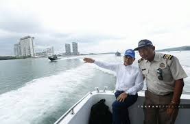 Apa cabaran yang menanti beliau dan adakah pelantikan ini bermakna johor kembali ke landasan menjadi negeri maju? Johor Menteri Besar Visits Malaysian Government Vessel Off Tuas Politics News Top Stories The Straits Times