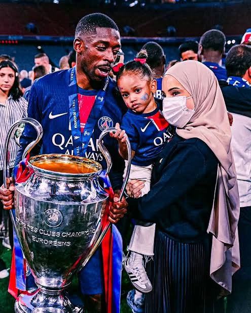  "Ousmane Dembélé and his family!" ✨ #FootballBuzz