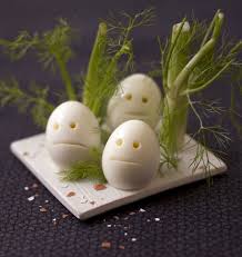Transformez De Simples Oeufs Durs En Petits Fantomes Pour Halloween Dans Leur Foret Hantee Une Recette Si Recettes Halloween Repas Halloween Fantome Halloween
