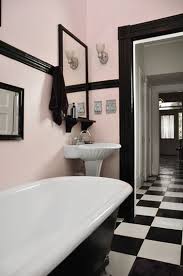 Zoom sur cette salle de bains noire et blanche. Salle De Bain Retro Ou Le Retour De La Tendance Vintage