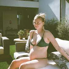 Sophie Turner shares never-before-seen pregnancy photo
