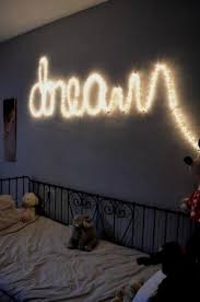 Decouvrez 11 Facons D Utiliser Vos Guirlandes Lumineuses Dans La Maison Idee Deco Deco Chambre Enfant Deco Chambre