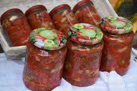 5 kg de morcov, 5 kg de rosii, 3 kg de ardei gras verde,3 kg de gogosari,3 kilograme de ardei kapia rosu. Zarzavat Pentru Iarna Retete Dupa Ingrediente