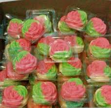 Cocok buat teman minum teh di sore hari, nih. Bolu Kukus Mawar Kue Kue Putri Coklat