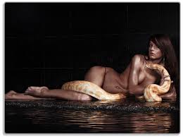 Glasunterlage Nackte Frau mit Python-Schlange im Wasser | plentyShop LTS