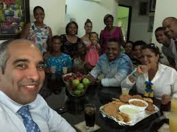 Estoy visitando a mis amigos y amigas de muchos años. Boca Chica está llena  de personas buenas y serias. Líderes que están trabajando constantemente  sirviendo a nuestro municipio. Ellos se integran en