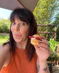 Aline Diederich's Instagram, Twitter & Facebook