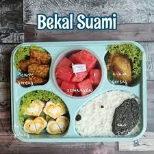 Bisa banget dikreasikan dengan kecap, cabai, telur, sosis, ayam, wah semua bisa jadi isian menu nasi goreng. 10 Inspirasi Bekal Simpel Nan Unik Bikin Pasangan Makin Cinta