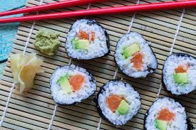 Maki Sushi Mit Lachs Und Avocado Sushi Selber Machen Sushirolle De Rezept Sushi Selber Machen Rezepte Lebensmittel Essen