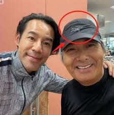 It's not a move we see a lot in the action star set. 66 Year Old Zhou Run Found His Body In The Fly House His Hat Was So Old That He Was Deformed And His Hair Was Gray