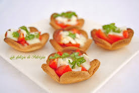 I cestini di prosciutto e formaggio un antipasto facilissimo da realizzare con gli stampi dei muffin. Cestini Di Pancarre Croccanti Con Pomodorini E Mozzarella Di Bufala Le Delizie Di Patrizia