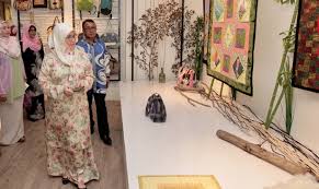 Tempoh 14 menjalani proses kuarantin ternyata memberi kesan kepada raja permaisuri agong tunku hajah azizah aminah maimunah iskandariah. Tukang Jahit Raja Permaisuri Agong
