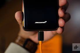Oneplus has teamed up with none other than the iconic car manufacturer mclaren to create a special edition of the popular 6t android smartphone. Oneplus 6t Mclaren Edition Impressions Sports Car Flair And Speed Digital Trends