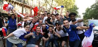 Le moment de se justifier est arrivé. Mondial Des Centaines De Personnes Fetent La Demie Des Bleus Sur Les Champs Elysees