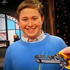 El man que pela los cables con las pinzas y no con los dientes…