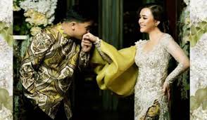 Sang mantan kekasih, presenter billy syahputra, menemaninya mengantar ke tempat peristirahatan terakhir ibunda. Pemotretan Dengan Kebaya Anne Avantie Amanda Manopo Dan Billy Syahputra Segera Menikah