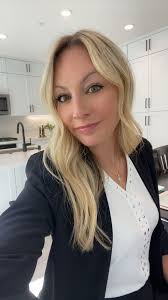 That moment u are famzing some1 & claiming the person is ur friend, the  people now asked u the person name, ur brain just 🔐 u no remember the name  again but