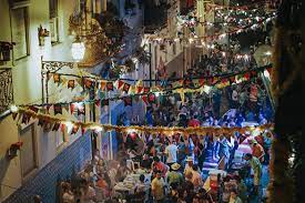 O petisco principal é a sardinha assada, servida inteira dentro de um pão. Santos Populares Lisboa Em Festa Bestguide Portugal