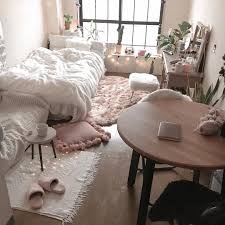make my room ちいさな部屋作り on instagram chiikoko57 1k 8 5畳 くすんだピンクカラーにファーやニットのファブリックが冬気分を盛り上げてくれるインテリア フェアリーラ 寝室インテリアのアイデア ベッドルームのアイデア 一人暮らし 部屋