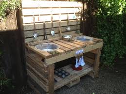 Pallet Mud Pie Station We Just Made This On A Whim So No Instructions With Images Mud Kitchen Pallet Kitchen Outdoor Sinks