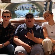 Tom holland with 'umbrella' vs zendaya with '24k magic.' tom holland defeated zendaya to go through to the final! Por Que Tom Holland Y Zendaya Estan Juntos En Venecia