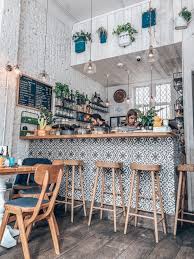 3 Jours A Londres Les Bonnes Adresses Pour Bruncher Et Prendre Un Cafe En 2020 Decor De Cafe Francais Decor De Cuisine Retro Interieur De Restaurant