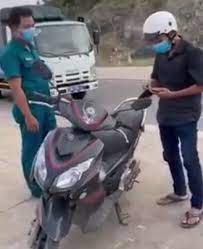 Cô có mái tóc vàng nhạt, bộ quần áo màu tử đinh hương và đôi cánh hình khoá son màu kem. R10koqa0xtkfym