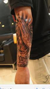 This samoan fake tattoo sleeve or large polynesian tribal tattoo is great for cosplay. If A Man Wants To Get A Tattoo On His Body Then The Arm Is The Best Part Of The Body The First Thing You Ne Tatuagem De Maos Rezando Tatuagem