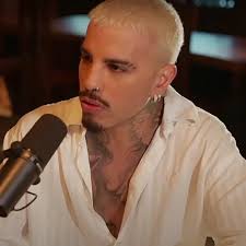 A Rauw Alejandro le llueven las críticas después de sus declaraciones en un  podcast: "Ahora que estoy soltero preparen sus teléfonos"