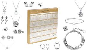 Les calendriers publicitaires avec des femmes nues sont édités régulièrement chaque année en différentes éditions, avec des femmes plus ou moins déshabillées, le haut, le bas. Calendrier De L Avent Avec Bijoux Ornes De Cristaux Swarovski Groupon Shopping
