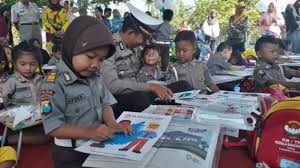 22+ mewarnai gambar pak polisi untuk anak tk images. Siapa Takut Polisi Acungkan Tangan Kumparan Com