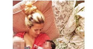 Jednou štěstí dohoní i ty jezdce na koních, co hledají ho v cizích stájích jednou hrana zazvoní i těm jezdcům na koních. Crumpled Mrs Klus He Tries To Look After His Daughter And Keep A Newborn In His Other Hand
