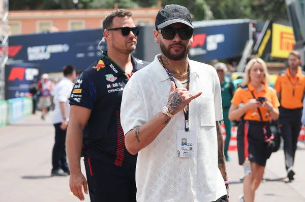 Neymar Jr. Hilariously Rejects F1 Legend Lewis Hamilton's Public Apology  After Being Snubbed by Him at the Monaco GP - EssentiallySports