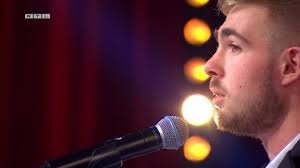 Dave Moses zingt eigen vertaling van Voilà