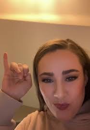 Holly Carson's Instagram, Twitter & Facebook