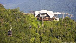 Cable car crashes in italy. Tourists Stranded In Cable Car Accident On Malaysia S Langkawi Dw Travel Dw 19 02 2018
