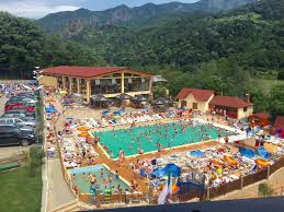 Baile felix pun la dispozitie mai mult de 7.000 de locuri de cazare, dar si locuri de amuzament. Hotel Casa Romaneasca Cazare Caciulata